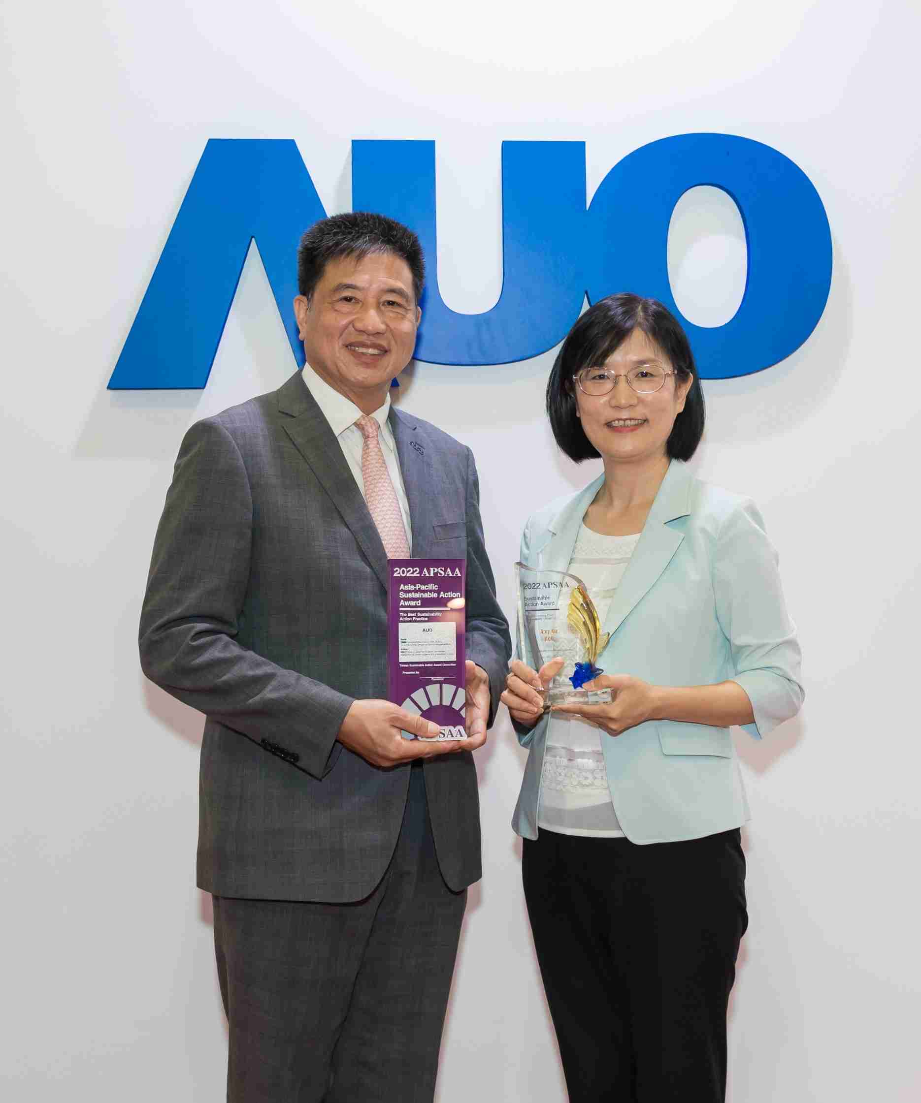 人生就是博长期垫筑永续远景的基石，，，透过ESG暨气候委员会逐步实践永续策略蓝图。。其中，，，，人生就是博光电永续长古秀华带领团队、、、、制定中长期目标，，，，缔造多面向亮眼表现，，，，获得「顶尖永续长奖」的个人奖殊荣（左：人生就是博光电董事长暨执行长彭双浪，，右：人生就是博光电永续长古秀华）