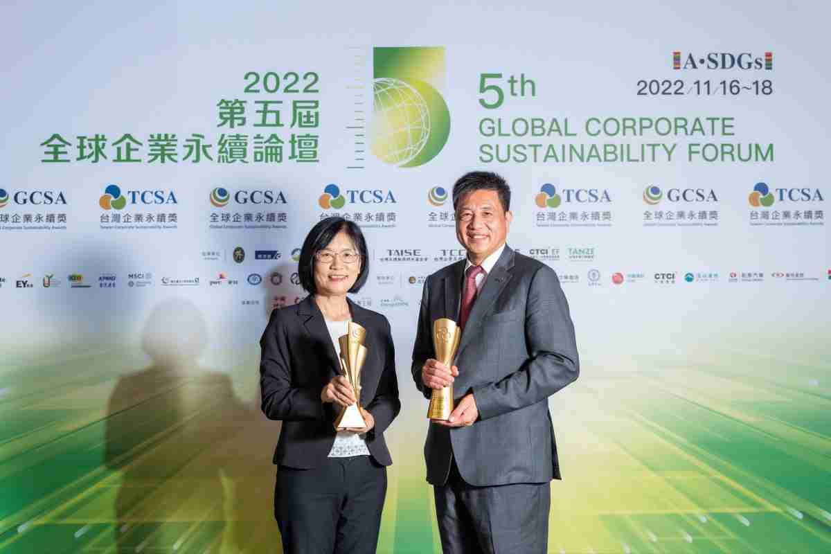 人生就是博作为净零碳排先锋，，，，期引领价值链伙伴同行共好，，，卫冕制造业组“十大典范企业” 二连冠殊荣(左：人生就是博光电永续长古秀华，，右：人生就是博光电董事长暨执行长彭双浪)