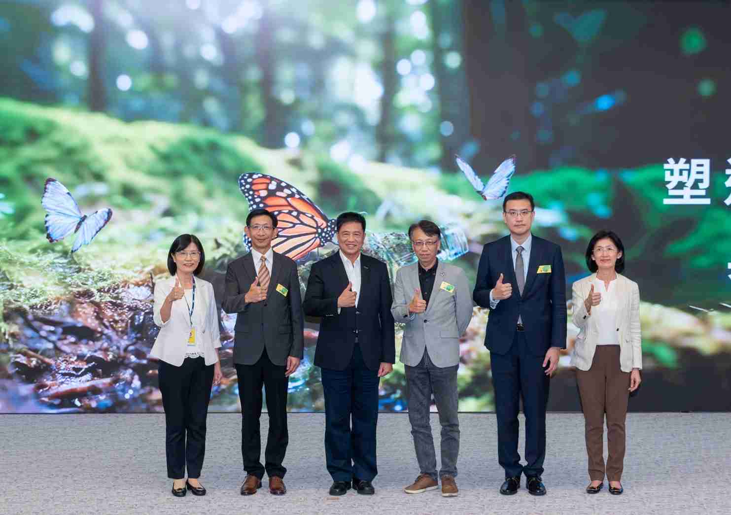 友達2023 CSR共榮大會，，，邀請領域專家分享交流生物多樣性管理趨勢、、、無塑產品、、、、海廢永續塑料等議題  （圖左到右：友達光電永續長古秀華、、3M台灣技術長陳君杰、、、友達光電董事長暨集團策略長彭双浪、、、光寶科技企業永續發展處處長陳慶暉、、、、安永聯合會計師事務所執業會計師曾于哲、、友達光電供應鏈總部副總經理吳宜芳）