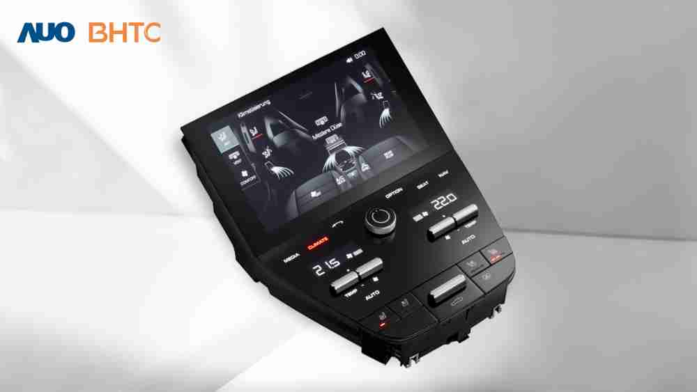 作為友達新生力軍，，，BHTC所展示的中央與後座鞍部的Display HMI產品，，，，可處理多區恆溫控制、、、顯示畫面，，，，呈現仿真3D車室分區；以力傳感技術精準傳遞觸感，，，，並結合音量及震動反饋，，，防止意外啟動，，提供使用者自然流暢、、、、直觀且輕鬆駕馭的舒適介面
