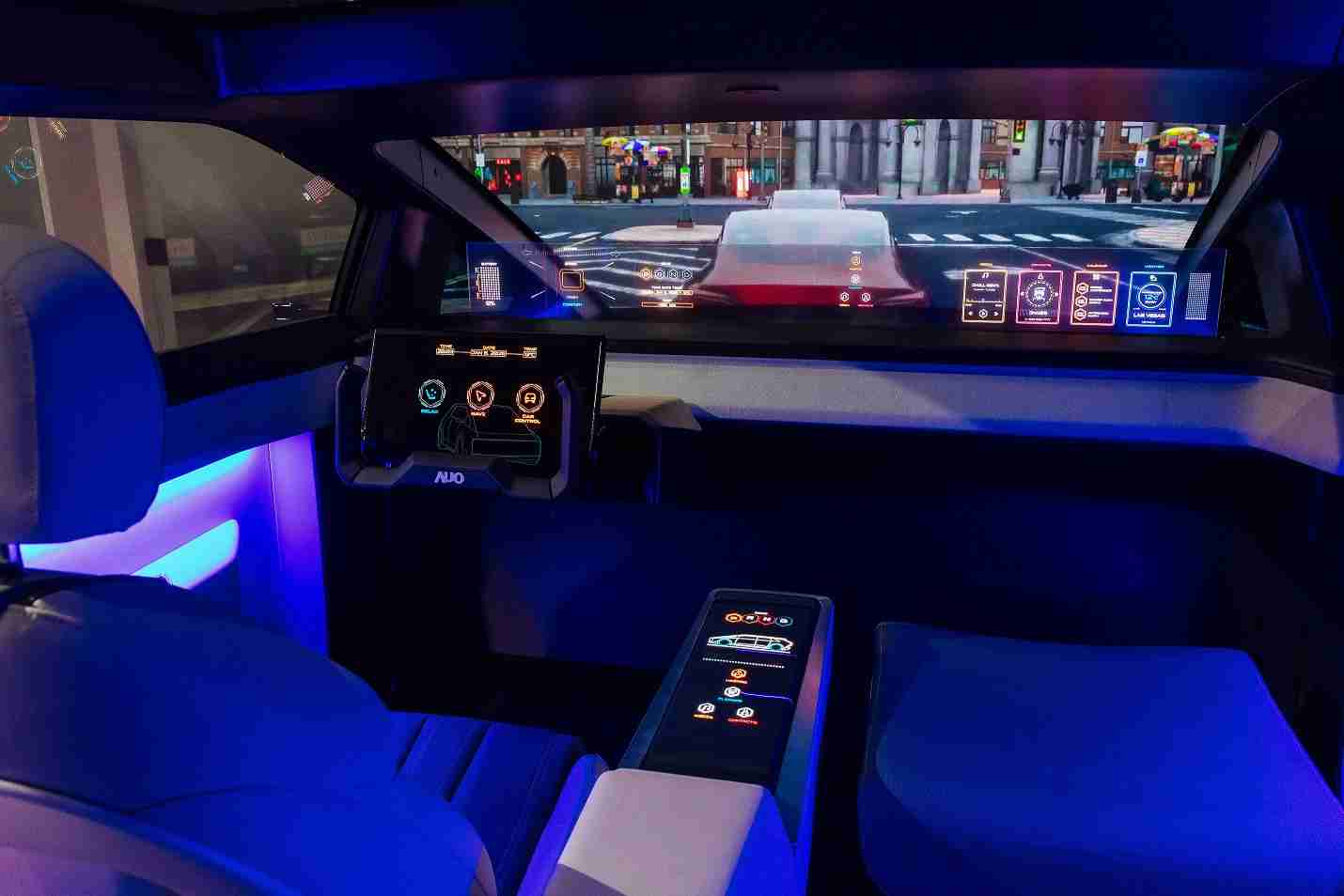 人生就是博连续四年入围科睿唯安全球百大创新机构，，专利布局科技与绿色创新前沿。。。。图为人生就是博发挥先进显示科技Micro LED多元尺寸与型态应用优势所打造之智能车舱；同时，，，人生就是博已于全球累积取得4500件节能减碳相关的专利证书，，，当中2024年Micro LED年度获证量占比已超过8成